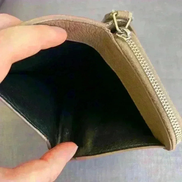 $750 Saint Laurent Cassandra Leather Bifold Wallet - Picture 9 of 11